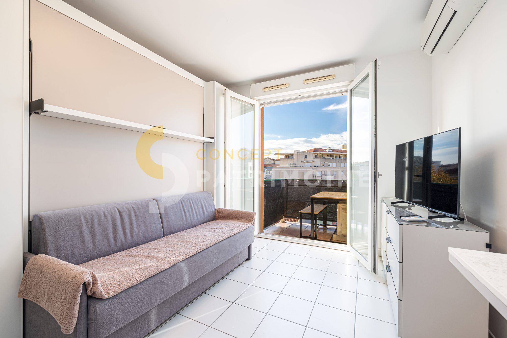 NICE / RIQUIER – Studio MEUBLE avec balcon en dernier étage