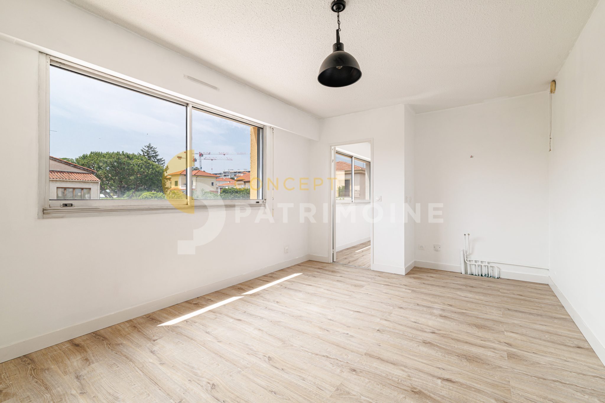 ST LAURENT DU VAR – CENTRE / Bureaux à louer de 40 m²
