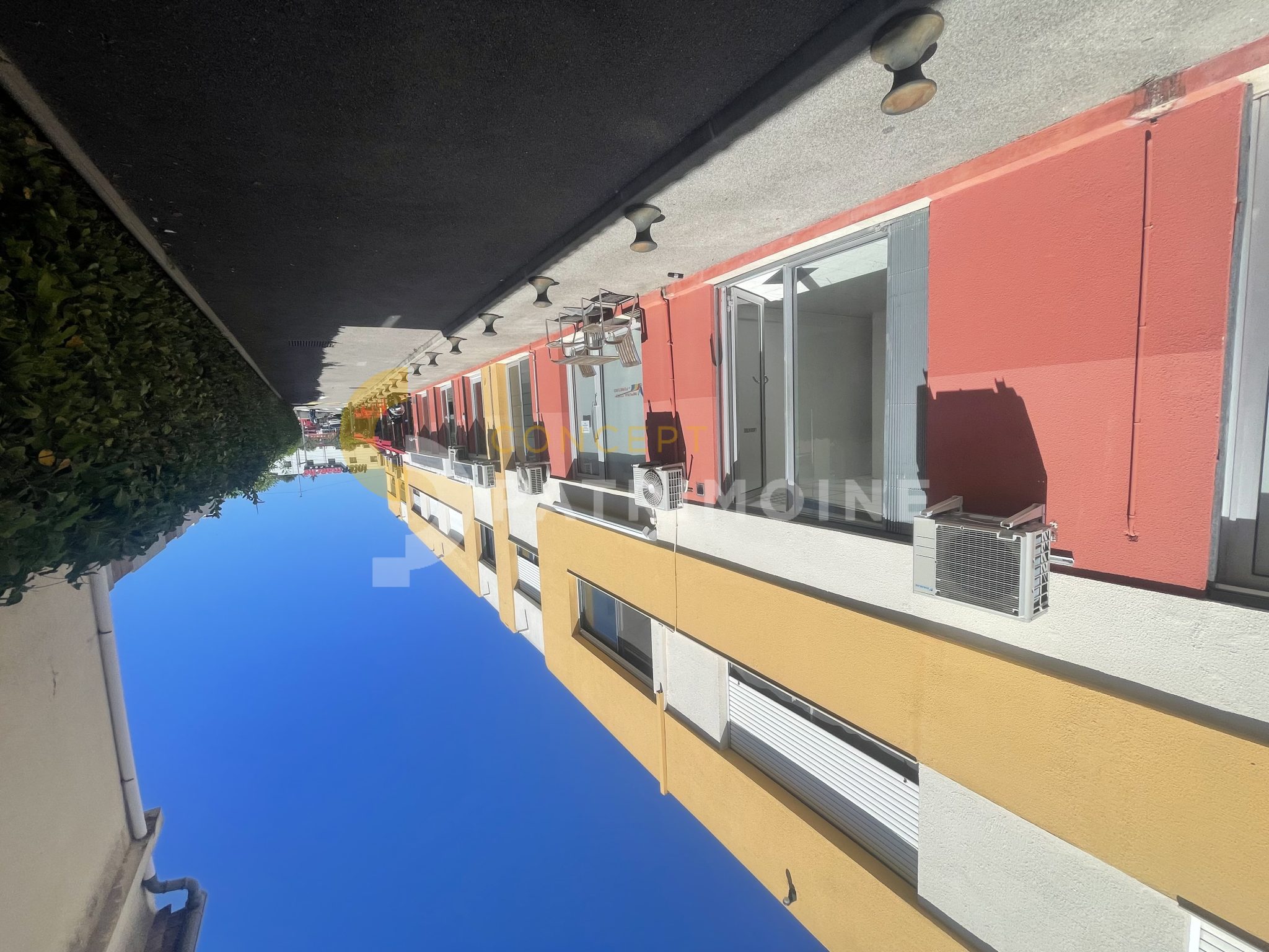 SAINT-LAURENT-DU-VAR – Local commercial