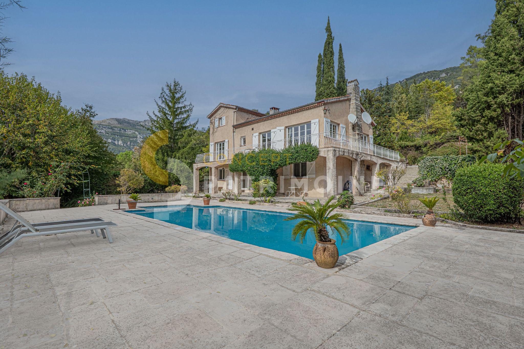 Maison – 8 pièces – 241.0 m2 – 990 000 € – À vendre