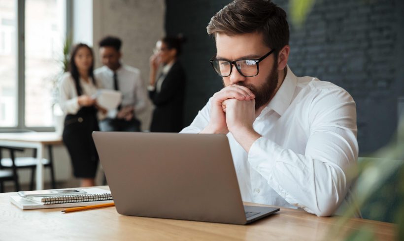 Conseiller en gestion de patrimoine analysant une stratégie immobilière pour optimiser la fiscalité de fin d’année.