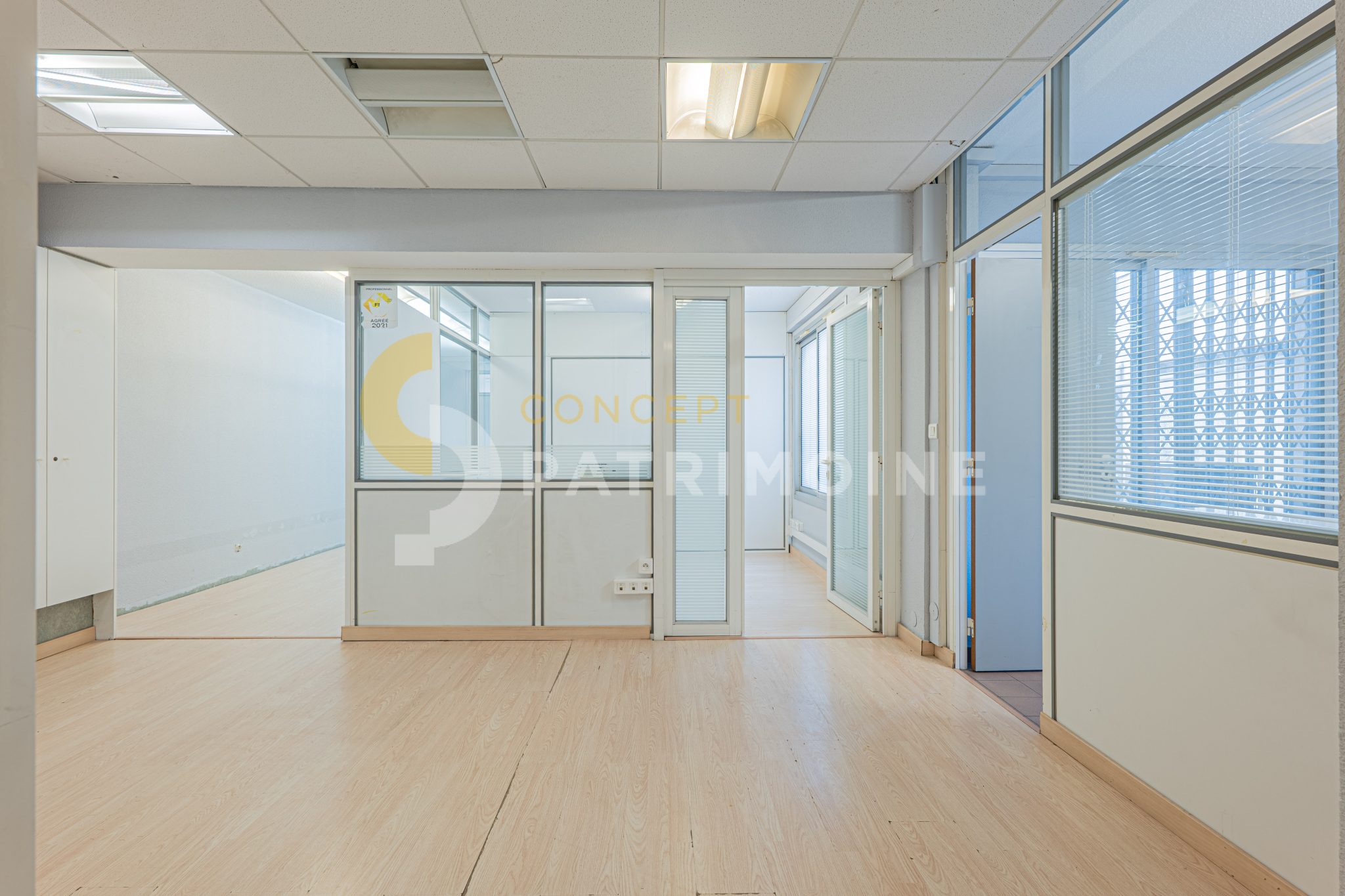 Commerce/Bureau – Murs commerciaux – 5 pièces – 150.0 m2 – 475 000 € – À vendre