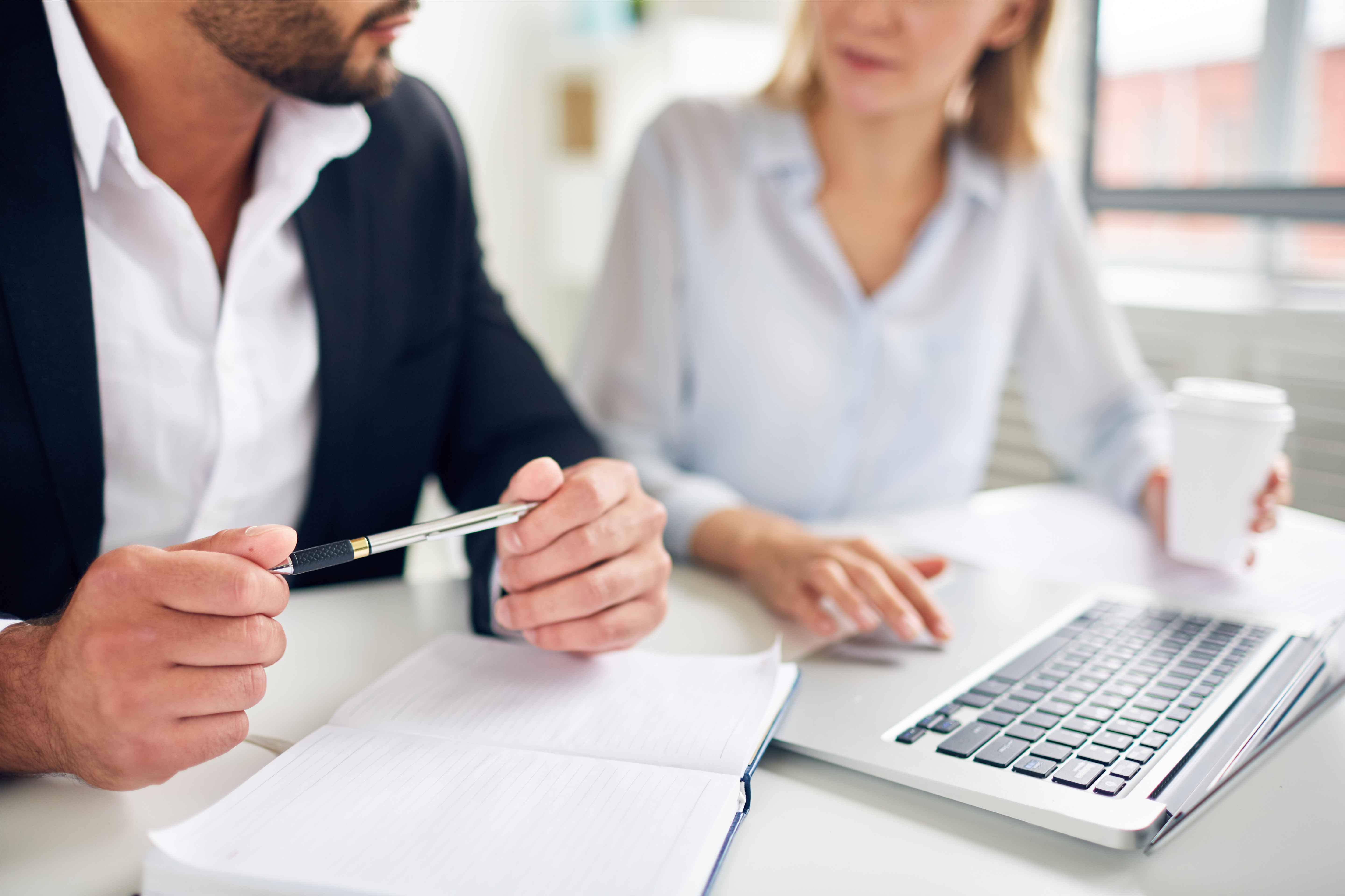 Conseiller en gestion de patrimoine présentant une stratégie d'épargne sécurisée