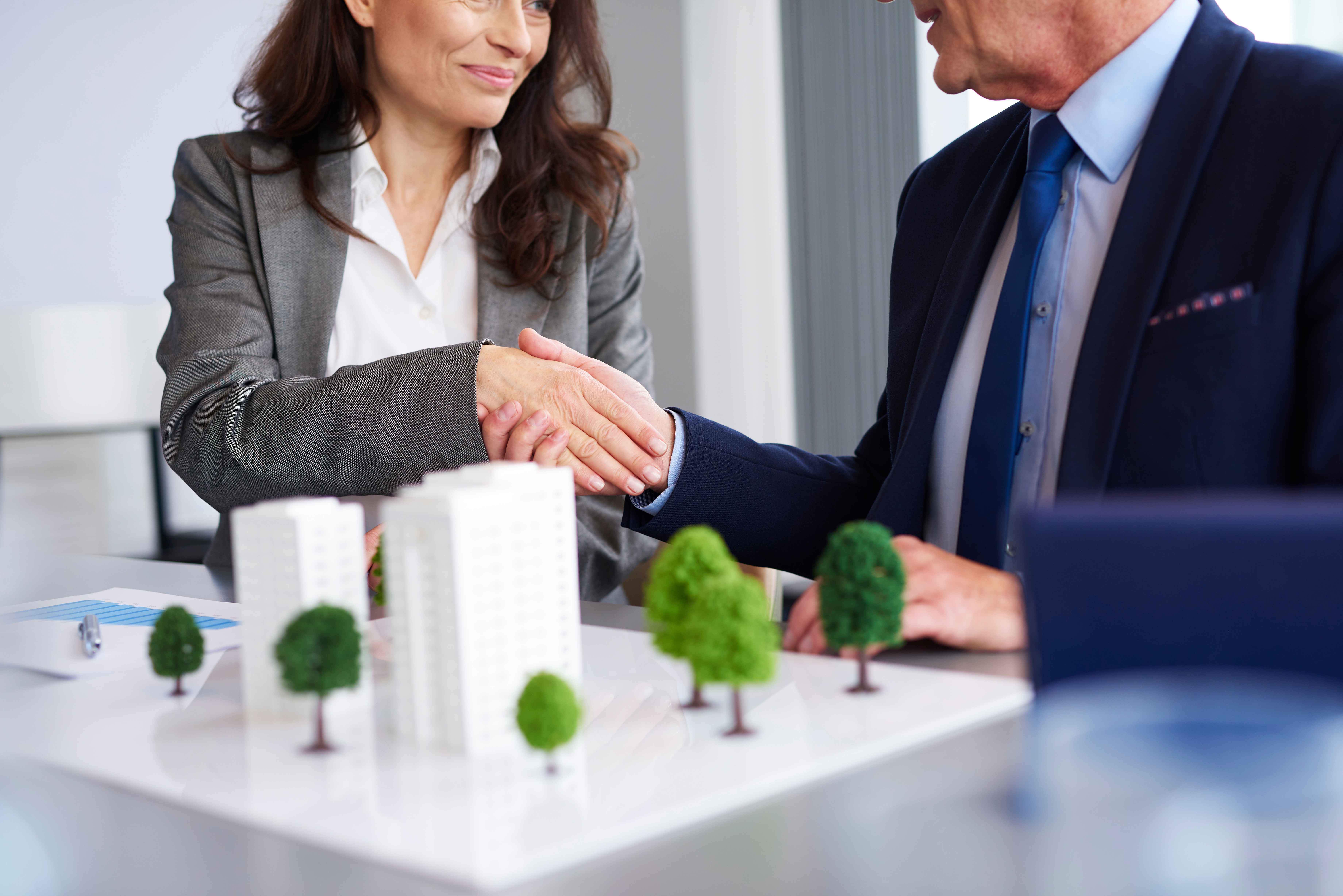 Accord d'un investissement locatif lors d'une simulation d'immeubles résidentiels illustrant le marché locatif en zone urbaine